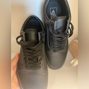 Vans Unisex-  Black Leather Old Skool sneaker